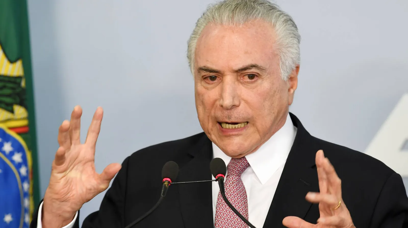 Michel Temer tem a escolha em suas mãos: manchar ainda mais sua imagem com petróleo e gás, ou colocar o Brasil na liderança climática global (Foto: France Press).