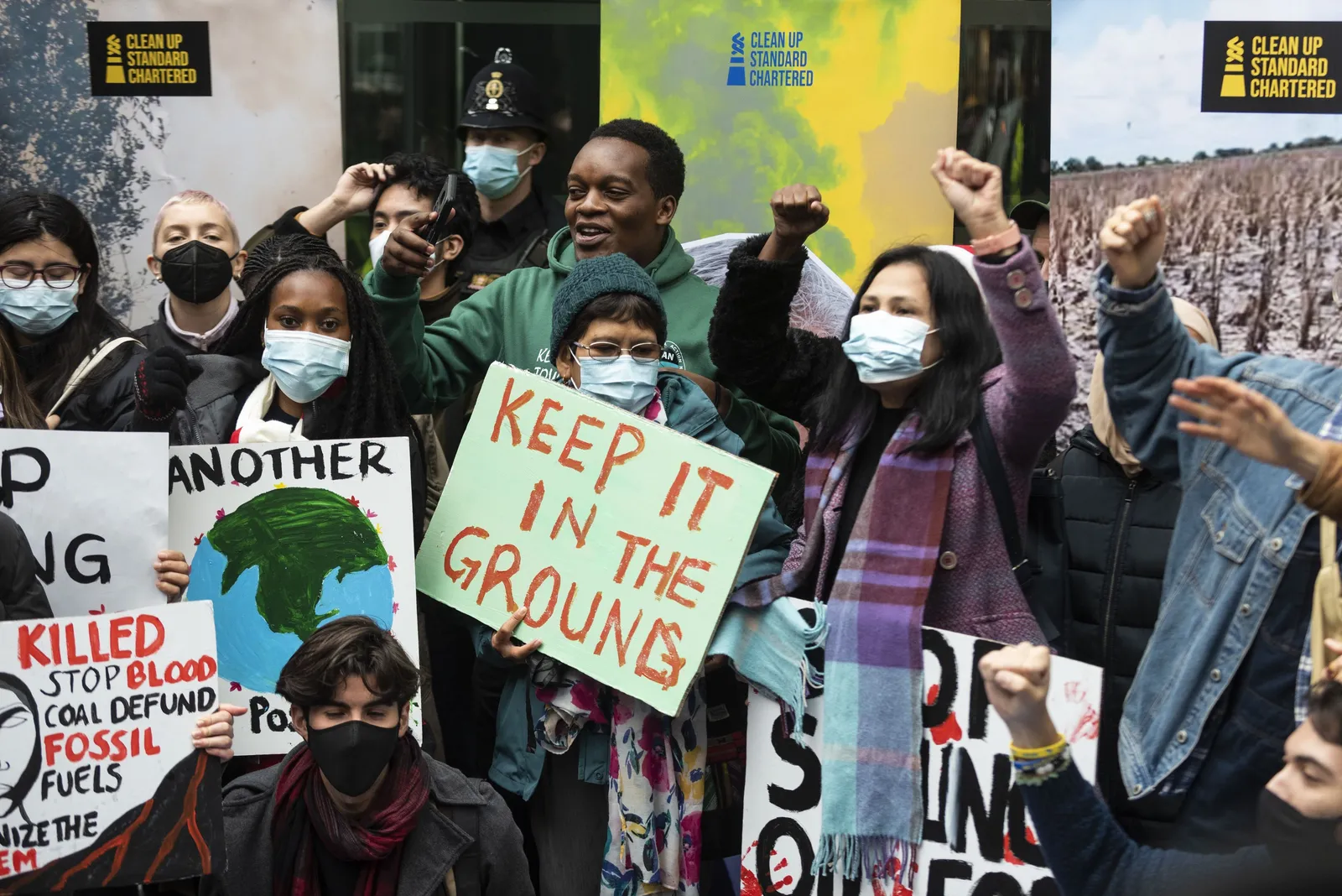 20211029_Standard_Chartered_Youth_Strike_to_Defund_Climate_Chaos_UK_London_SC_04-Stephen-Chung.jpg