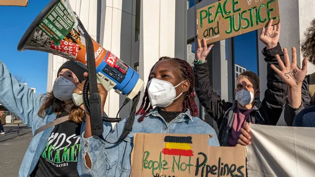 20220328_Stop_EACOP_action_Total_HQ_Berlin_Germany_SG_17-1-scaled.jpg