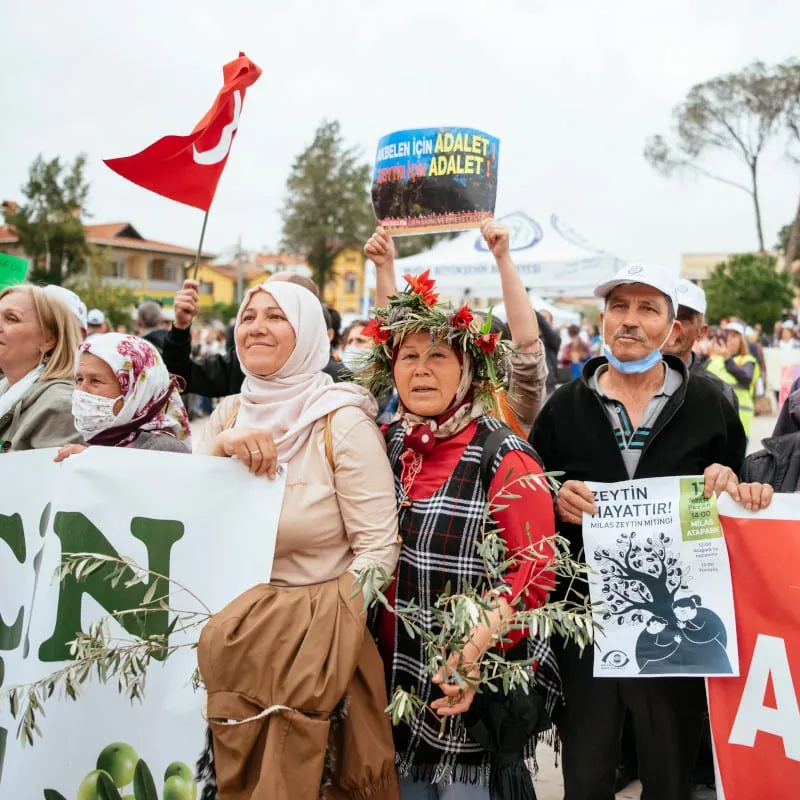 Thousands of olive defenders come together to protest against coal expansion and financing, which would impact their ancient lands and their livelihoods, Milas, Türkiye. Photo: Mahmut Koyaş / Change.org