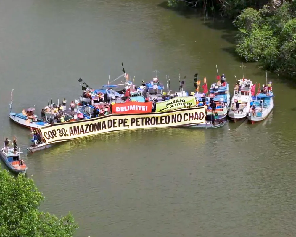 barcos estendem a faixa: amazônia de pé, petróleo no chão