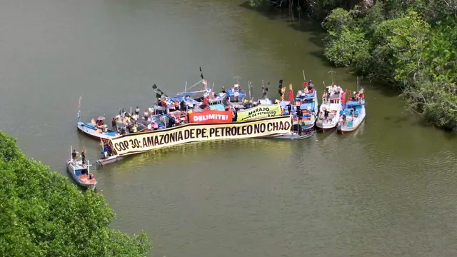 barcos estendem a faixa: amazônia de pé, petróleo no chão