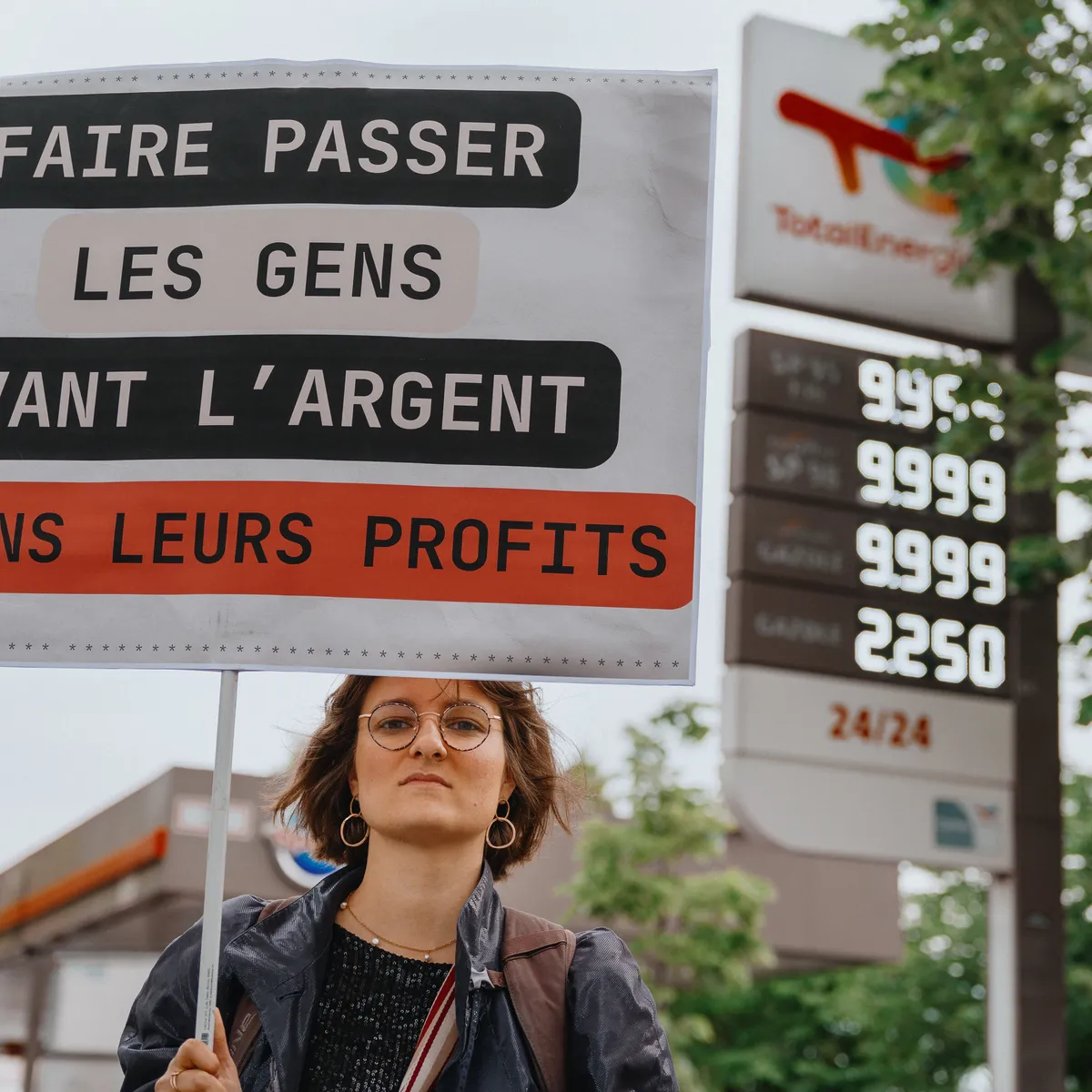 Stunt in Paris - Make polluters pay