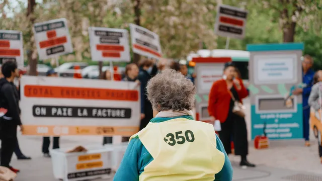 Action devant une station essence TotalEnergies pour exiger la taxation des superprofits.