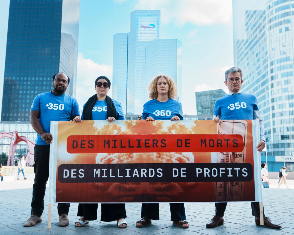 action photo france, people holding a banner