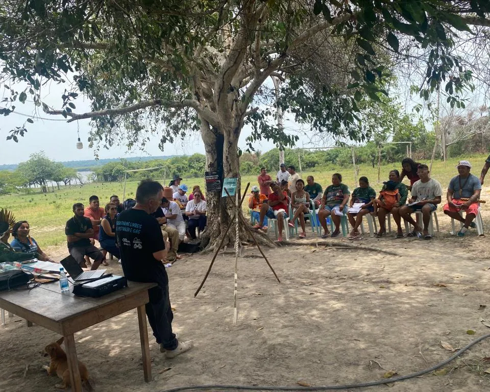 Indigenista da 350 Brasil conversa com comunidades indígenas sobre transição energética justa e soluções alternativas aos combustíveis fósseis