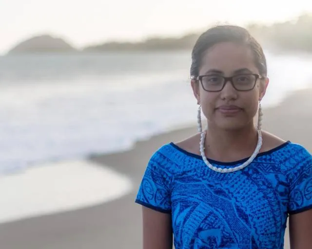 Aini, de 8 anos, segura sua radiografia de tórax, mostrando manchas em seus pulmões, em sua casa perto da usina de carvão de Indramayu, em Java Ocidental. Foto: Ardiles Rante  