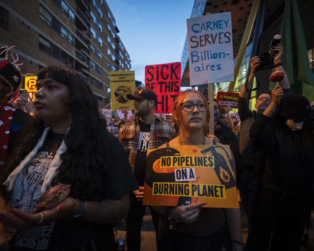 Demonstrator with No Pipelines on a Burning Planet Sign