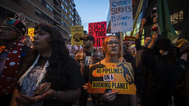 Demonstrator with No Pipelines on a Burning Planet Sign