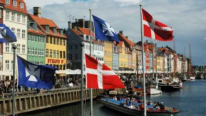 800px-Nyhavn_canal_as_seen_from_Kongens_Nytorv_square_Copenhagen_Denmark_Northern_Europe-2-300x199.jpg