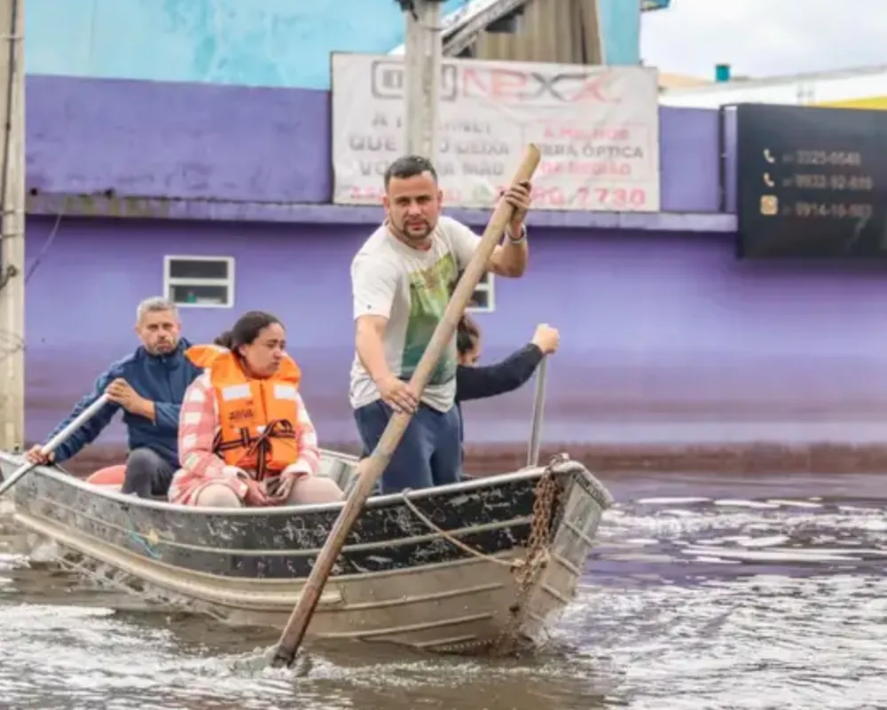 Rescue boat in a flooded community in Rio Grande do Sul, Brazil. Credit: Rafa Neddermeyer/Agência Brasil