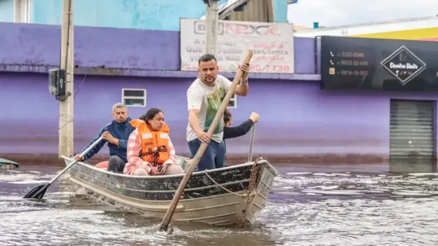Rescue boat in a flooded community in Rio Grande do Sul, Brazil. Credit: Rafa Neddermeyer/Agência Brasil