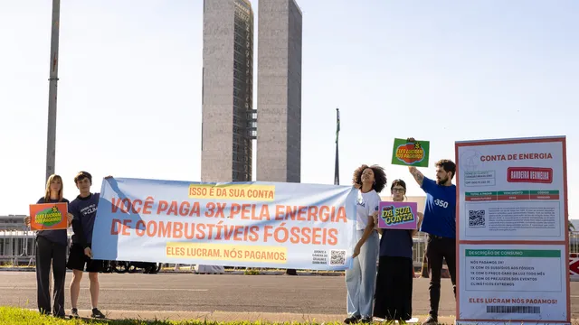 Activists take their demand to the front of Brazil's National Congress and Ministry of Energy in Brasília saying ‘we don't want expensive, dirty energy bills anymore.’ Photo: Jaimes Sousa