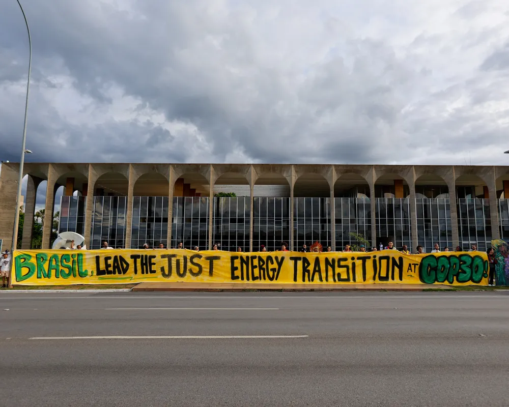 Lideranças pedem resposta a carta entregue no ATL demandando o fim dos combustíveis fósseis, a transição energética justa e a liderança indígena na COP30