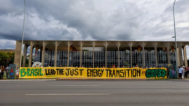 Lideranças pedem resposta a carta entregue no ATL demandando o fim dos combustíveis fósseis, a transição energética justa e a liderança indígena na COP30