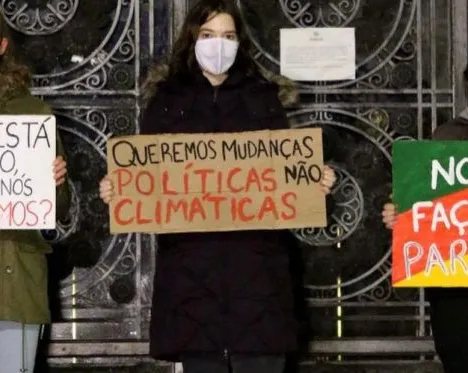 Jovens seguram cartazes em protesto contra o carvão no Rio Grande do Sul