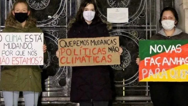 Jovens seguram cartazes em protesto contra o carvão no Rio Grande do Sul