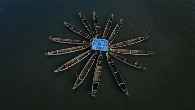 Climat-Strikes-Boat-Action.png