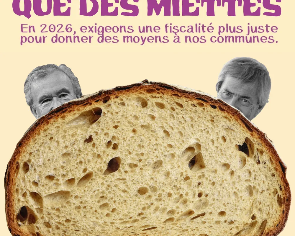 French political poster advocating for better funding of communes in 2026, featuring a large slice of bread with two faces peering behind it. Purple text on beige background with "#PARTAGE TON OIGNON" hashtag.