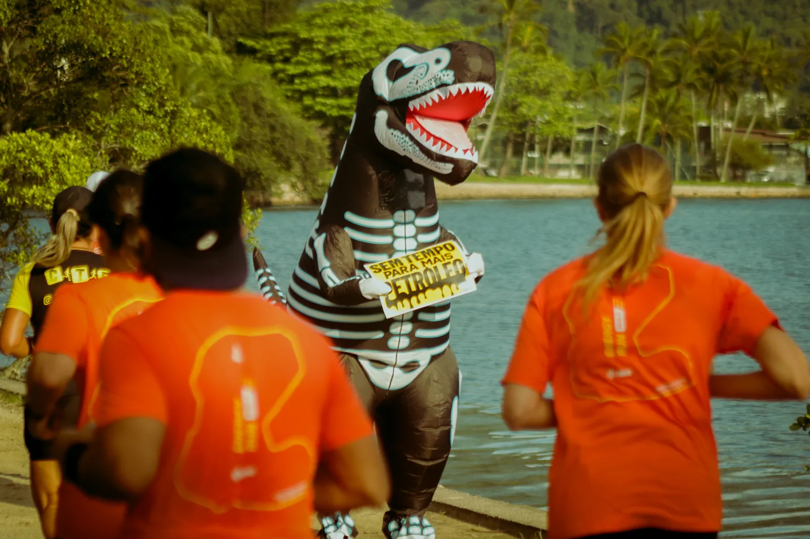Ativista vestido de dinossauro participa de ação em corrida financiada por petroleiras