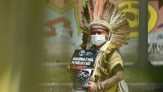 Ninawa Huni Kui in front of the Fossil Auction Event protesting for Amazon lands