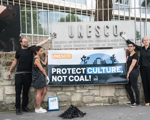 Ativistas protestam em frente a escritório da UNESCO, em Paris, para pedir mais proteção aos locais considerados Patrimônio Mundial da Humanidade (Foto: 350.org).