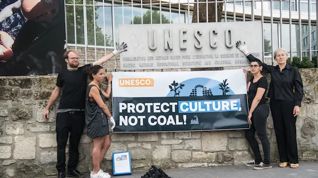 Ativistas protestam em frente a escritório da UNESCO, em Paris, para pedir mais proteção aos locais considerados Patrimônio Mundial da Humanidade (Foto: 350.org).
