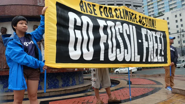 Fossil-Free-Banner-Hang_Dimatatac-33.jpg
