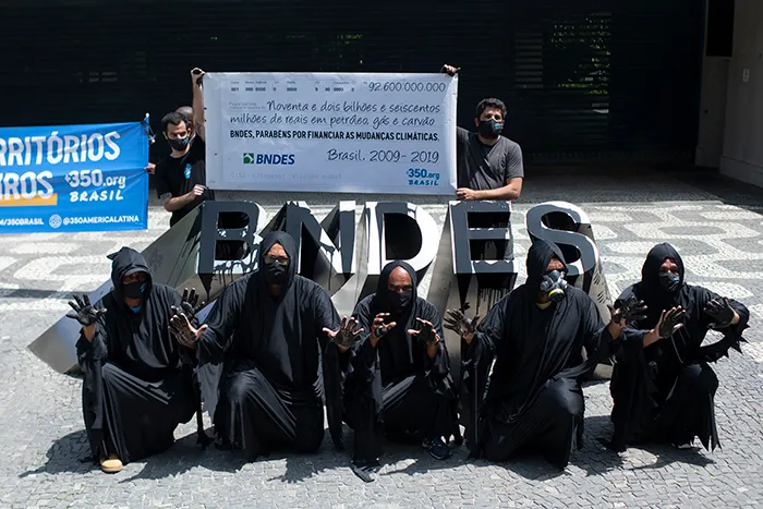 350.org Brazil and artisanal fishermen from AHOMAR denounce the BNDES’ high investments in fossil fuels, Rio de Janeiro, Brazil.