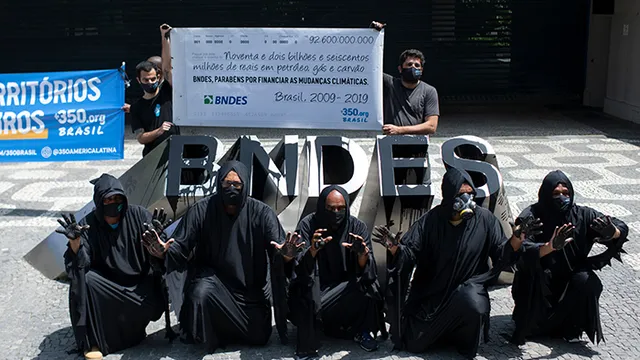 350 e AHOMAR em frente ao BNDES protestando contra investimentos em combustíveis fósseis