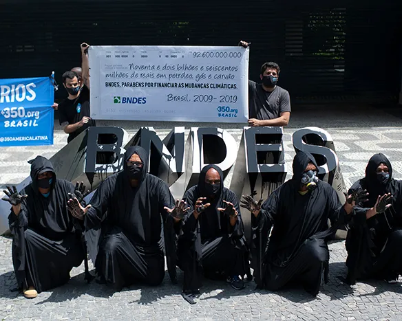350 e AHOMAR em frente ao BNDES protestando contra investimentos em combustíveis fósseis