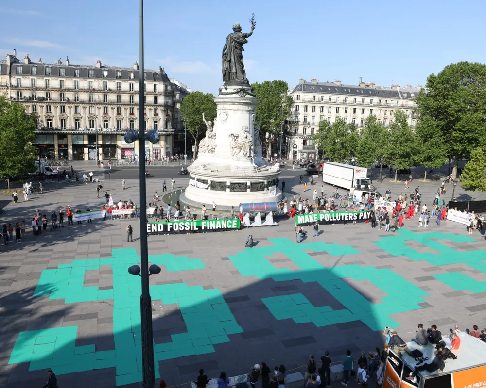 Paris money stunt