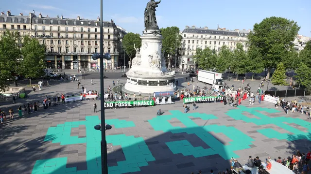 Paris money stunt