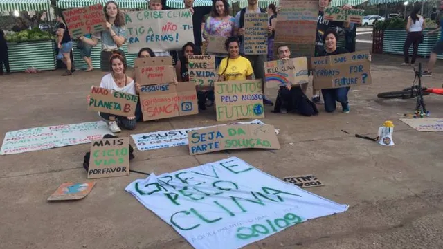Gabriela Arias, jovem ativista brasileira do Fridays for Future, em São Carlos, SP na cidade de São Carlos, aderem à mobilização da Greve pelo Clima - Fridays for Future