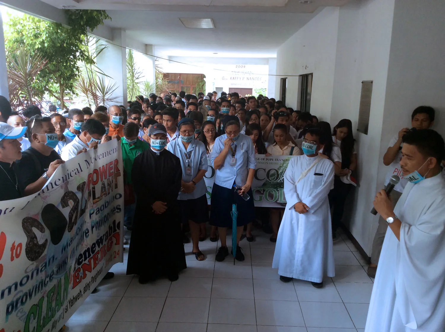 A United Church of Christ, pastor leads an ecumenical prayer at the of the entrance Provincial Hall. Photo: Fread De Mesa