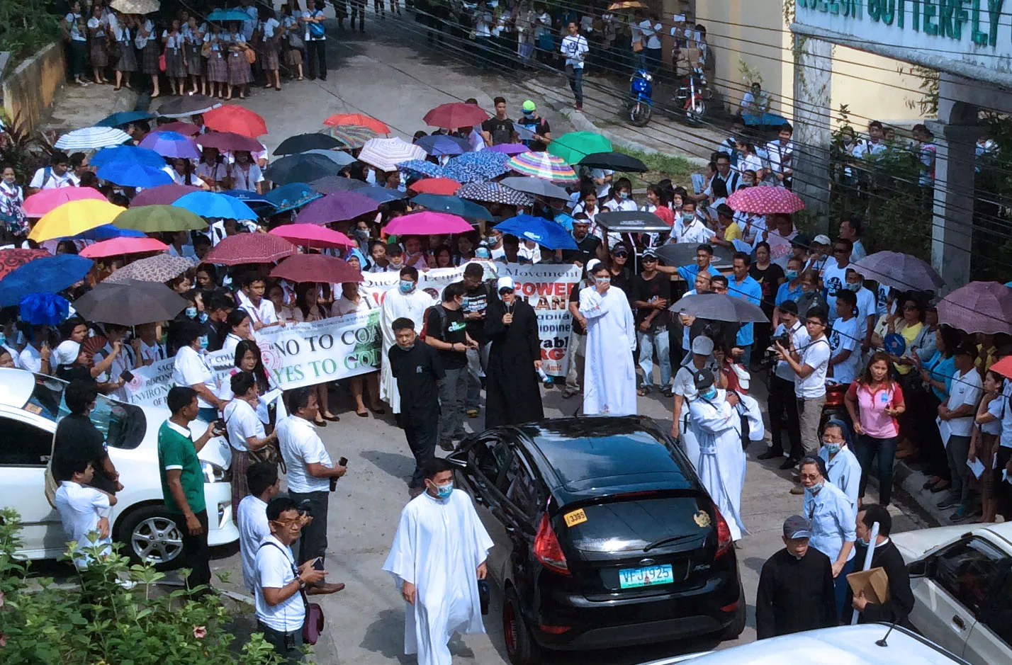 The impromptu blockade was able to stop almost all of the board members from exiting, with the exception of one vehicle. Photo: Fread De Mesa 