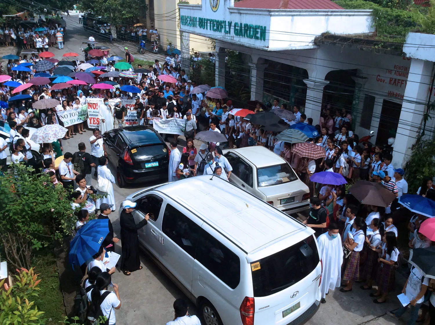 Vehicles got to a sudden stop as people sward to the driveway exits to block them. Photo: Fread De Mesa