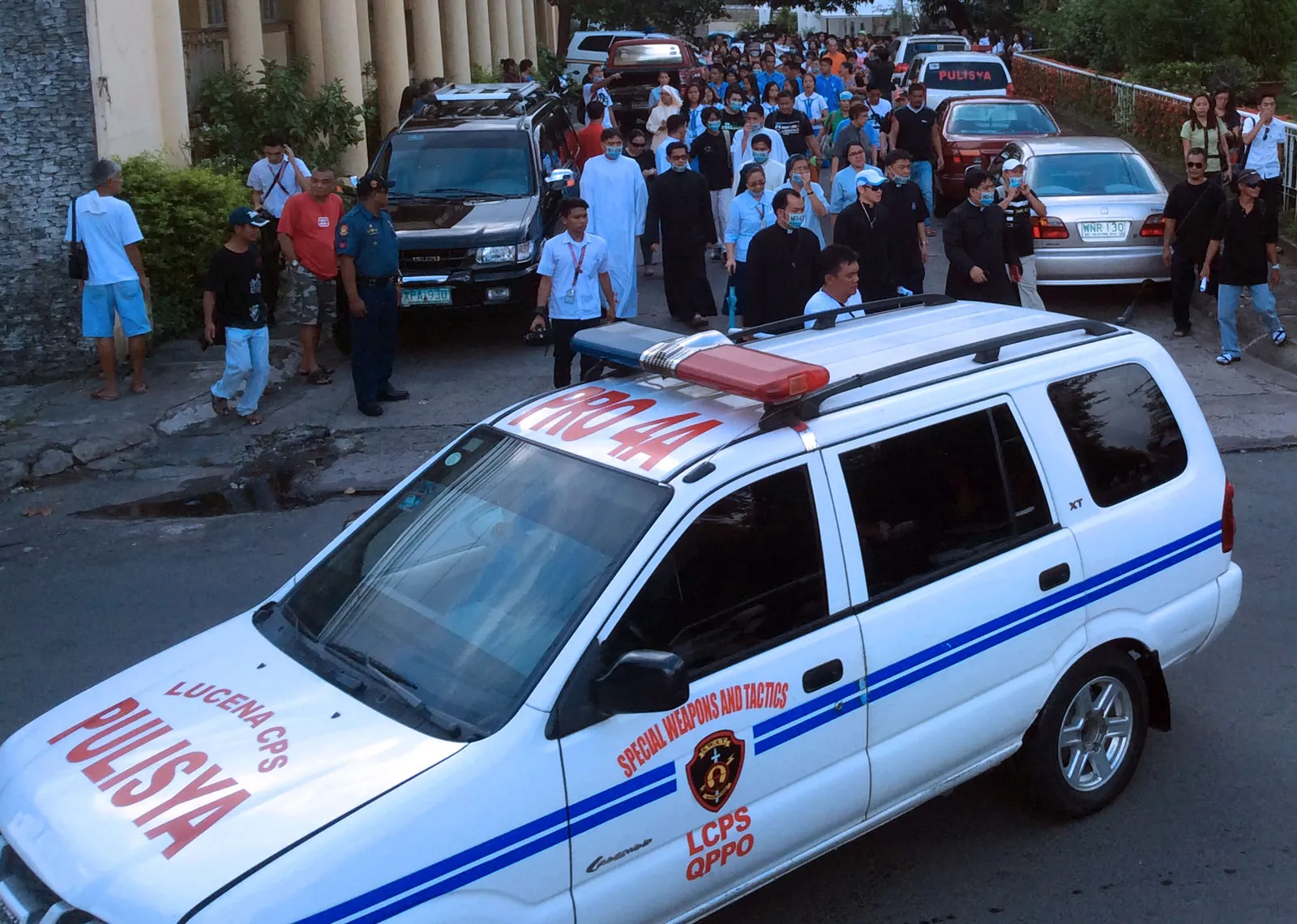Police keep close watch as the crowd start to march towards the governor's mansion. Photo: Fread De Mesa