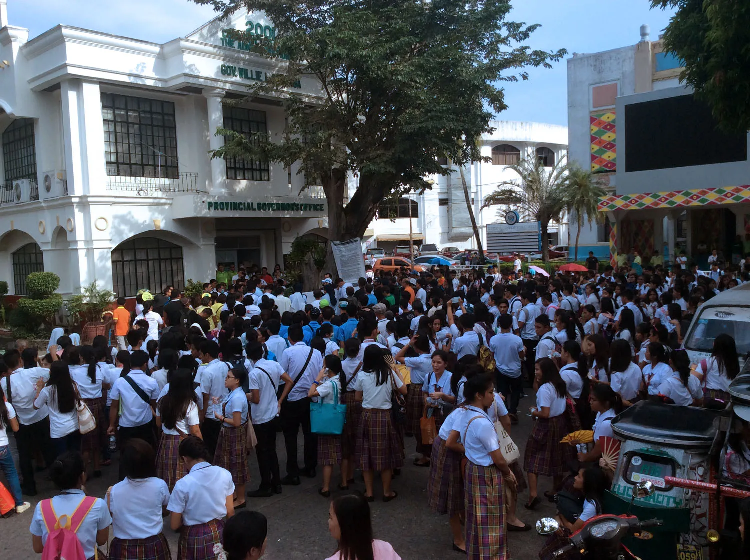The crowd congregates in front of the governor's mansion. Photo: Fread De Mesa