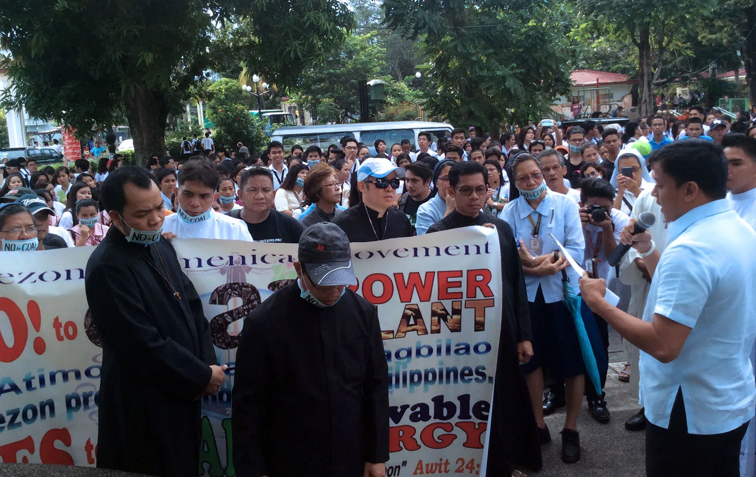 A representative from the governor's office receives the list of demands. Photo: Fread De Mesa