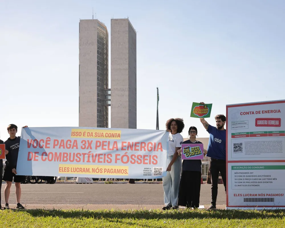 Ativistas em frente ao planalto pedindo para que a conta de energia seja mais limpa e barata