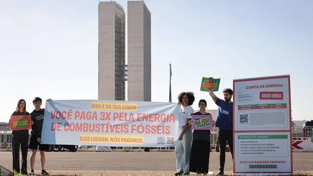 Ativistas em frente ao planalto pedindo para que a conta de energia seja mais limpa e barata