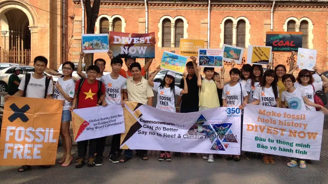 Communities across the planet held powerful actions at over 60 CommBank branches. Among those that participated are the youth volunteers from 350.org Vietnam.