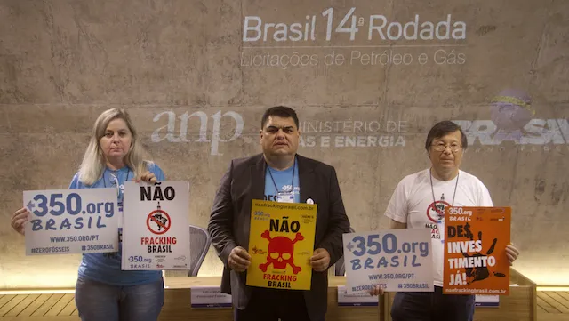 Ativistas da 350.org e COESUS representam sociedade civil em audiência pública da ANP (Foto: Juliana Colussi / 350Brasil).