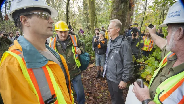 Kinder-Morgan-crews-met-by-angry-citizens-Burnaby-Mountain-Oct-29-2014-Mychaylo-Prystupa-w3000_0-850x567.jpg