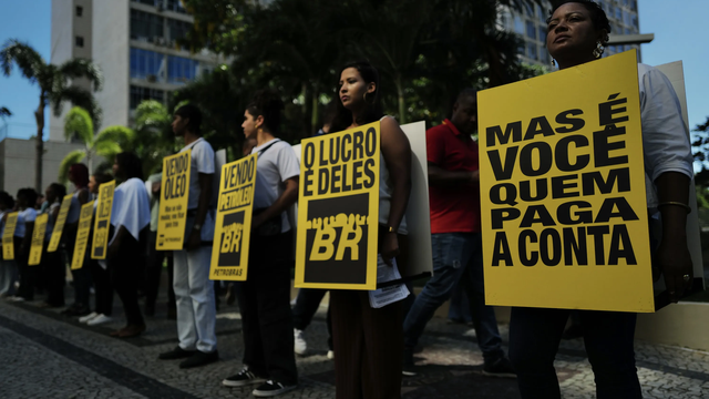 Homens e mulheres protestam em frente à Petrobras que anuncia lucro bilionário