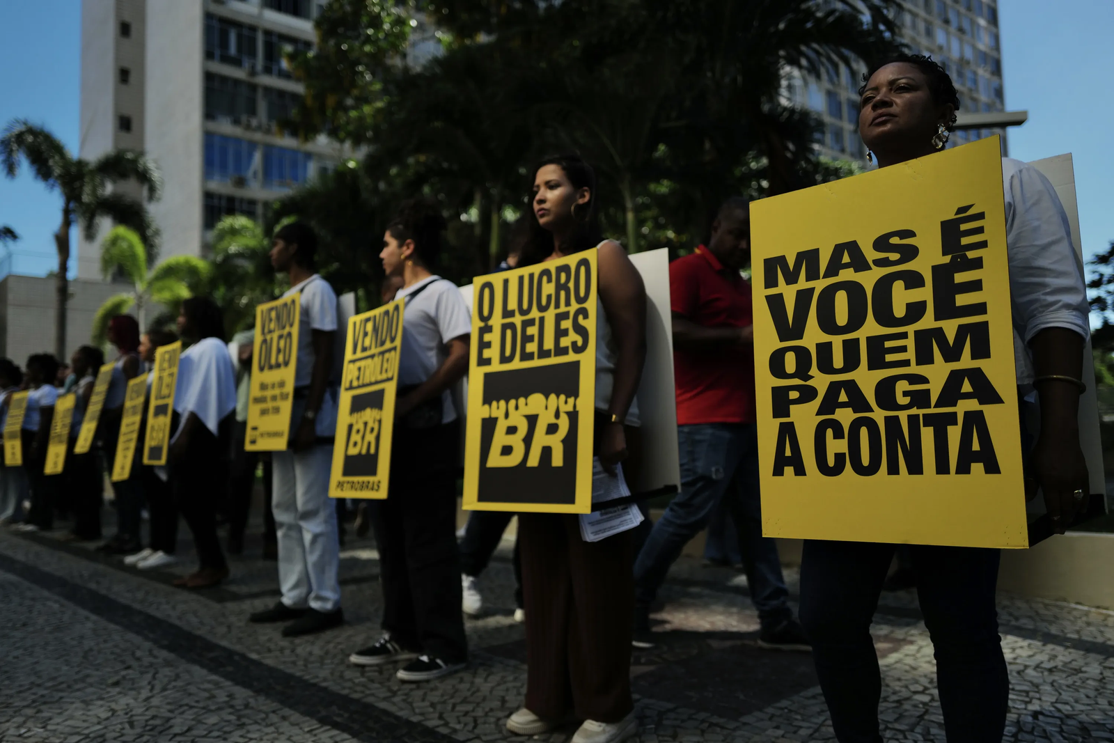 Homens e mulheres protestam em frente à Petrobras que anuncia lucro bilionário