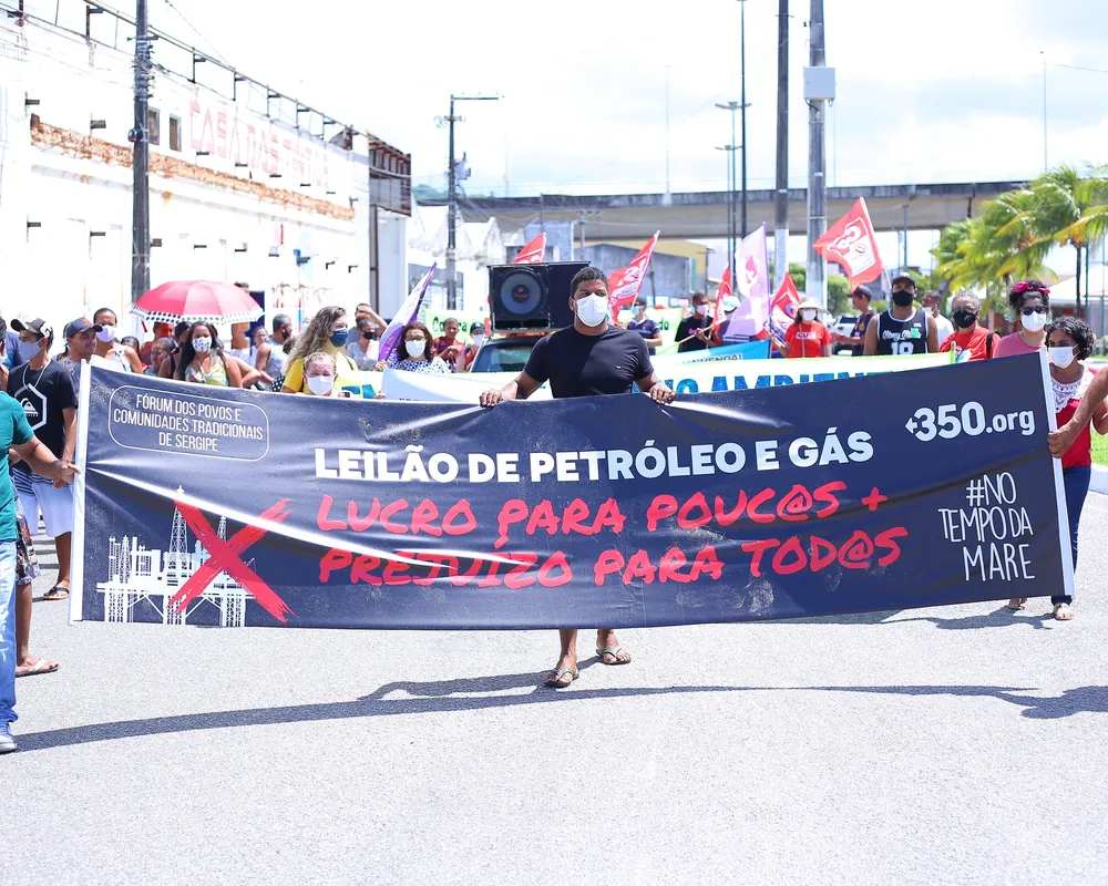 Manifestantes marcham contra ExxonMobil em Sergipe
