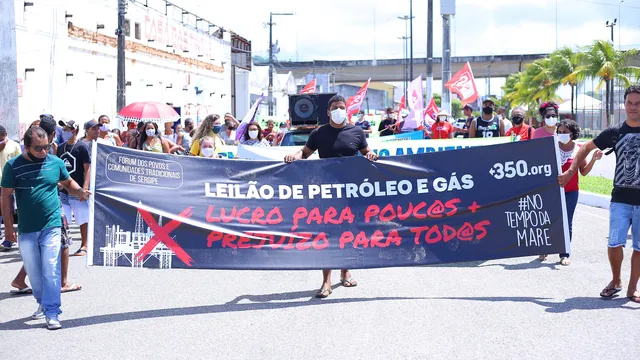 Manifestantes marcham contra ExxonMobil em Sergipe
