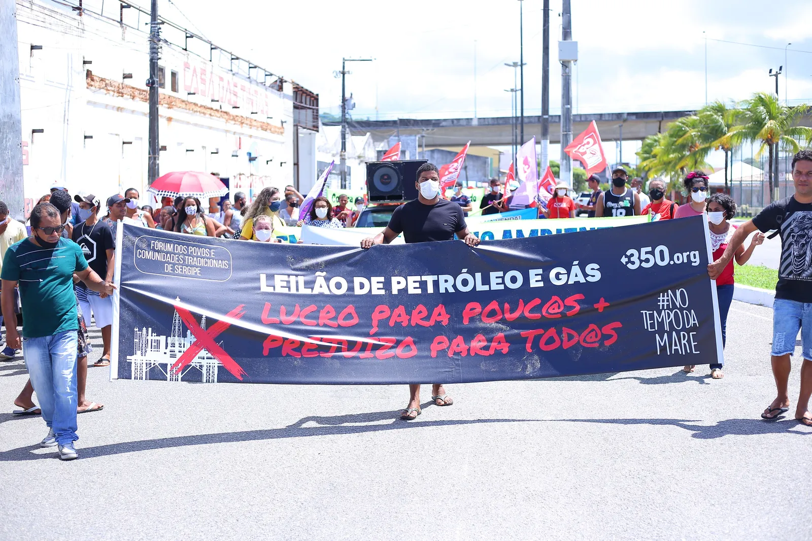Manifestantes marcham contra ExxonMobil em Sergipe